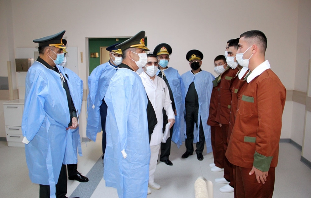 Müdafiə naziri Novruz bayramı ərəfəsində hərbi hospitalı ziyarət edib