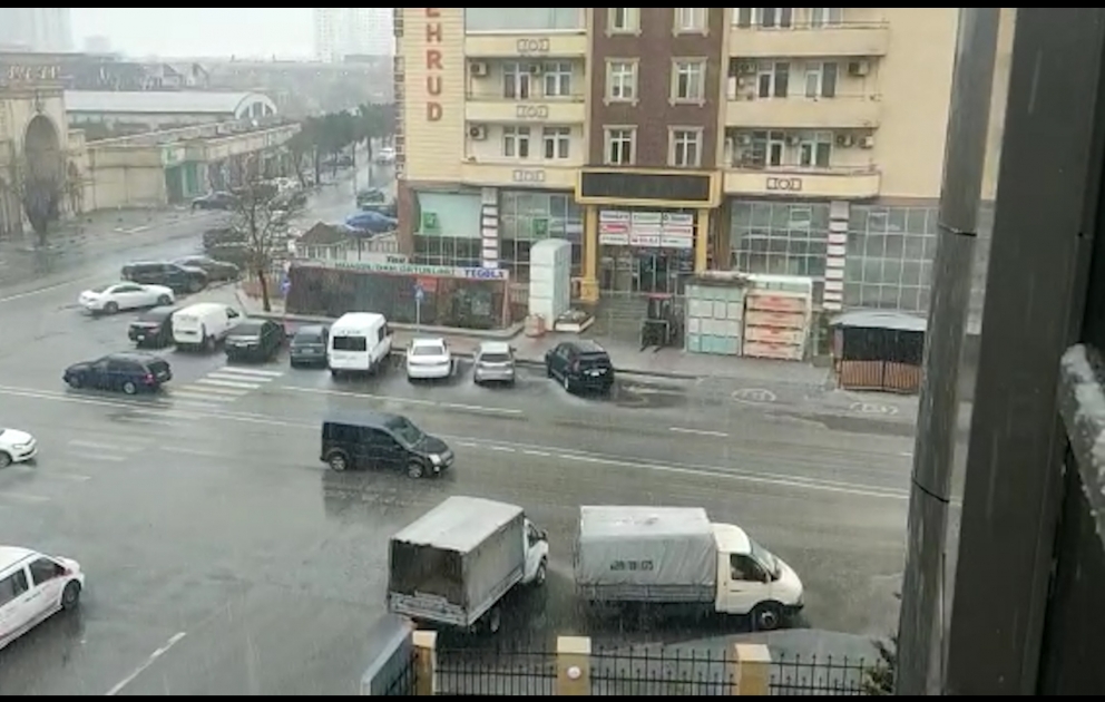 Novruz bayramında Bakıya qar yağdı