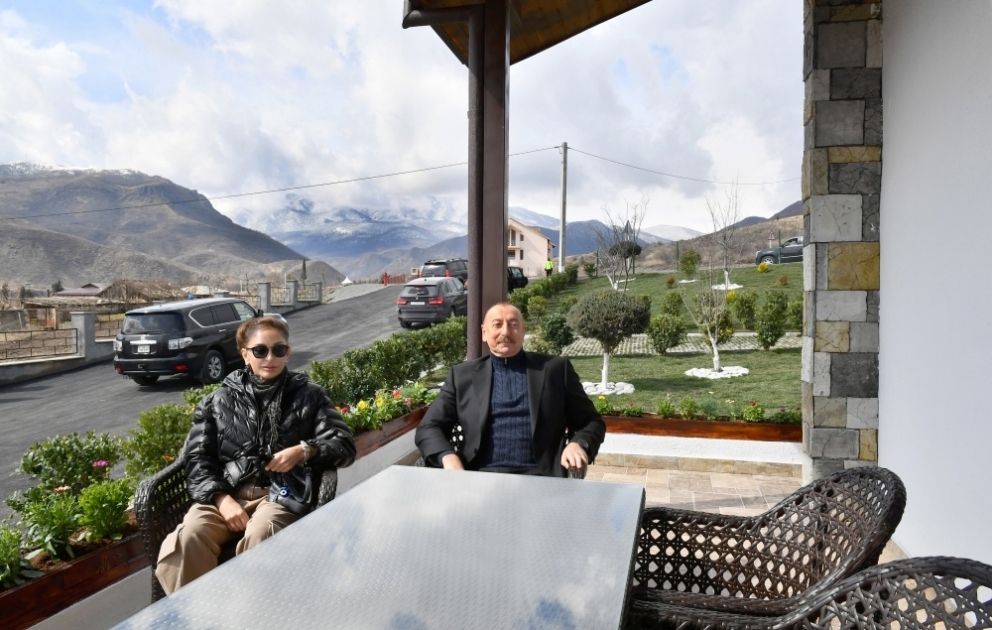 Präsident Ilham Aliyev und First Lady Mehriban Aliyeva zu Besuch in Siedlung Sugovuschan der Terter Region 
Sie inspizieren an Privathaus in der Siedlung Sugovuschan durchgeführte Renovierungsarbeiten