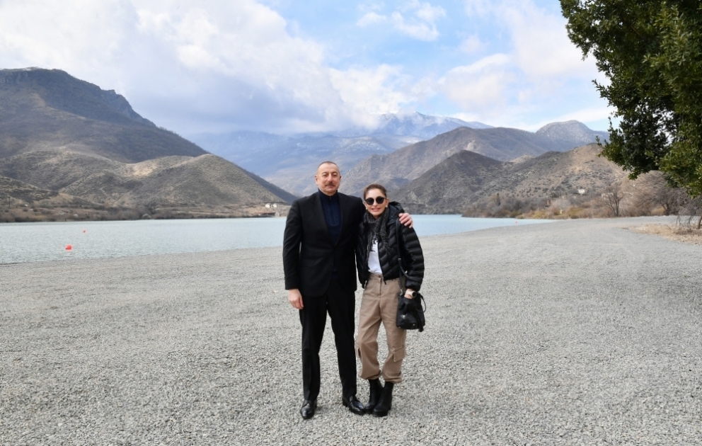 Präsident Ilham Aliyev legt den Grundstein für einen Touristenkomplex in Sugovuschan