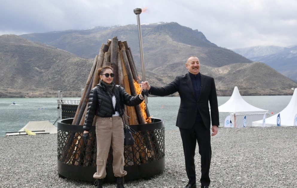 Sugovuschan: Präsident Ilham Aliyev und First Lady Mehriban Aliyeva zünden Novruz-Feuer in Sugovuschan an