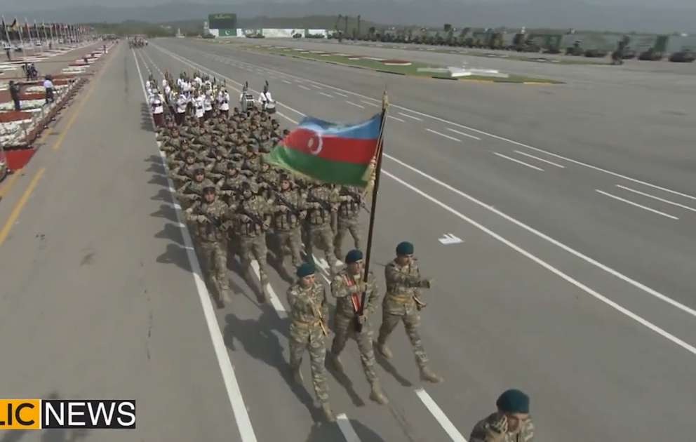 Des militaires azerbaïdjanais participent à un défilé dédié à la Journée du Pakistan