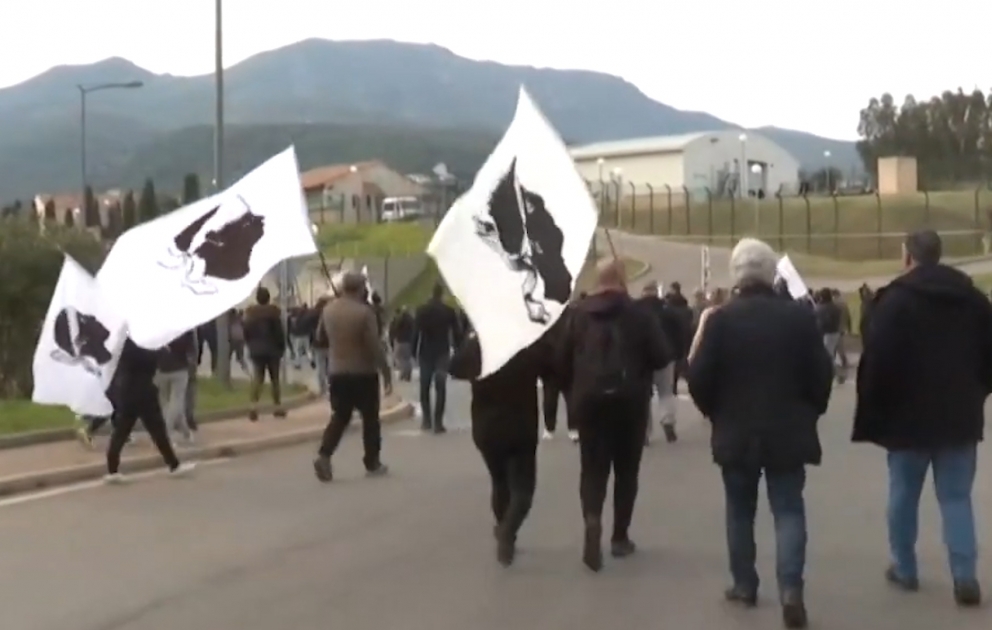 Korsikada çevik polis kazarmaları qarşısında mitinq keçirilib