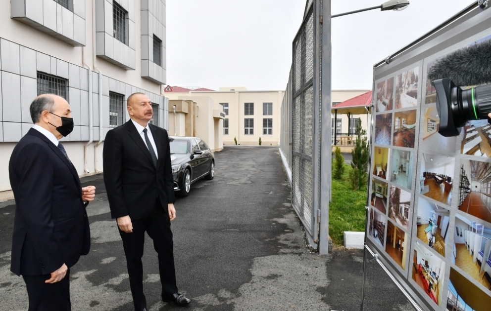 Präsident Ilham Aliyev inspiziert in neuen Strafanstalten geschaffene Bedingungen