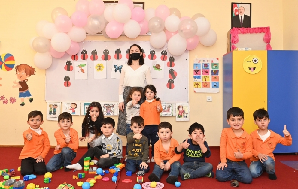 Məktəbə hazırlaşan balacalar