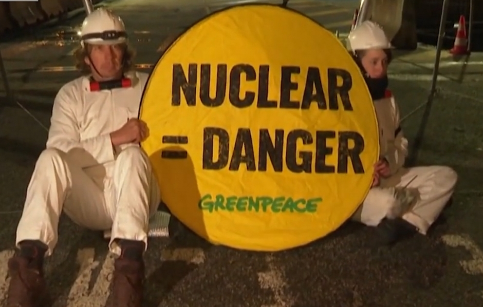 Greenpeace fəalları Fransanın atom elektrik stansiyasına giriblər