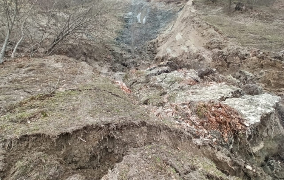 Qubanın Küsnətqazma kəndində torpaq sürüşməsi baş verib