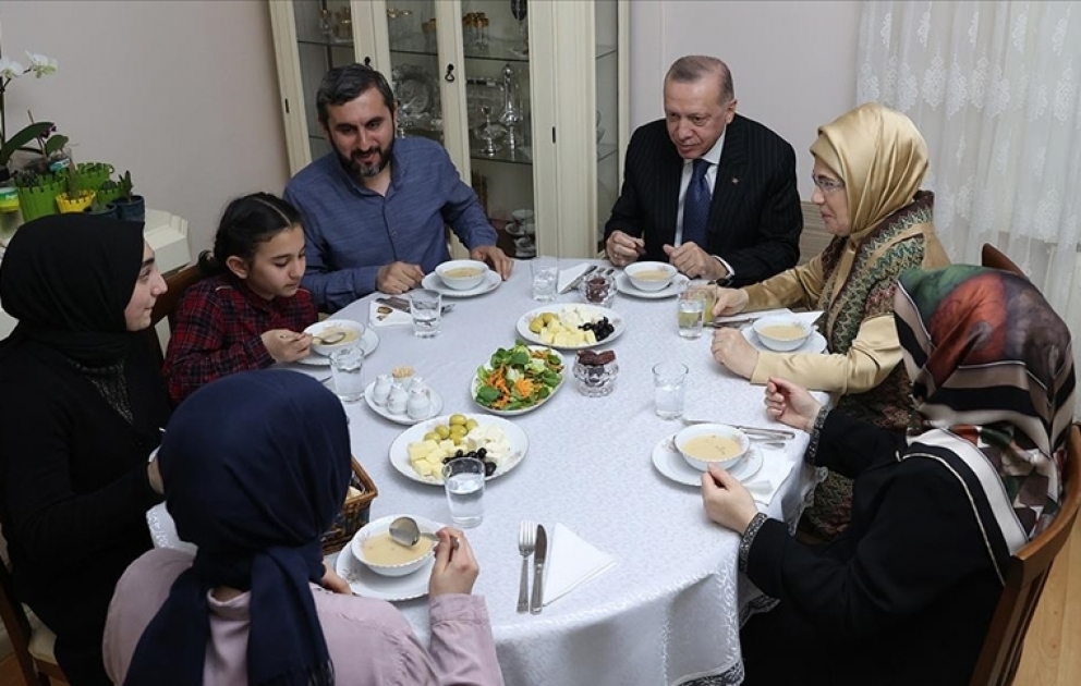 Türkiyə Prezidenti Rəcəb Tayyib Ərdoğan xanımı ilə birlikdə iftarda bir ailənin qonağı olub