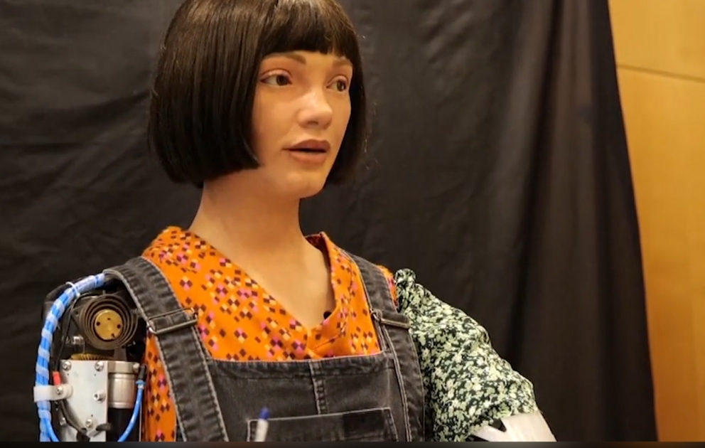 İnsanabənzər robot portretlər çəkir