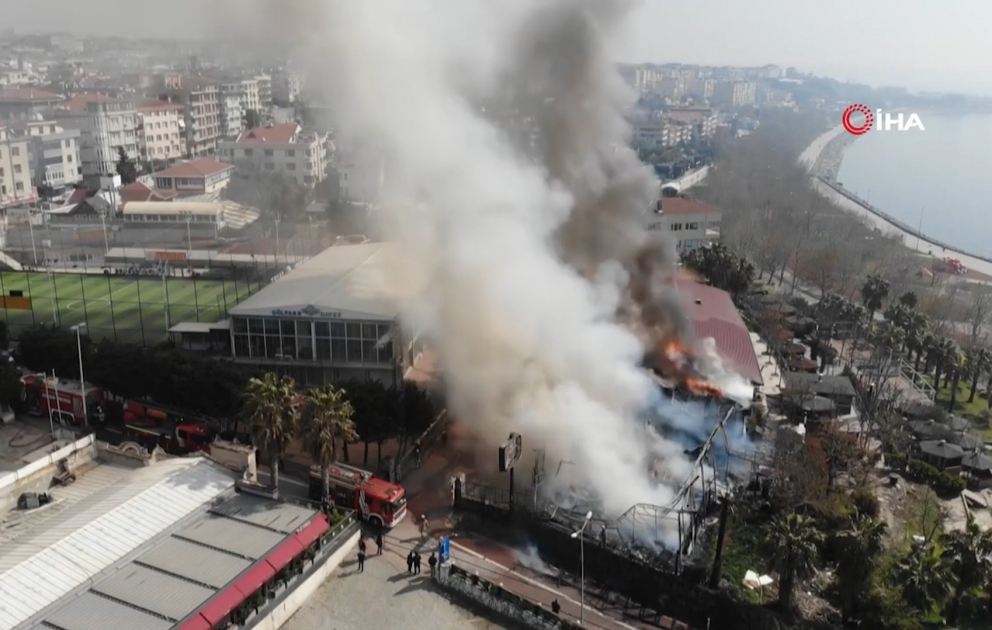 İstanbulda iki kafeni alov bürüdü
