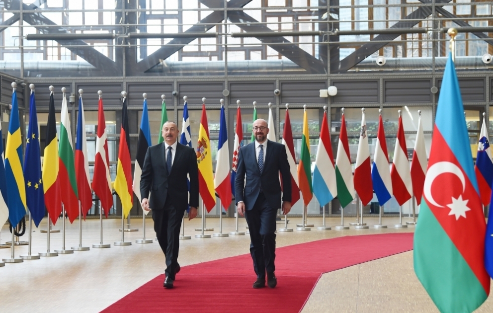 Aserbaidschans Präsident Ilham Aliyev und EU-Ratspräsident Charles Michel treffen zu Vier-Augen-Gespräch in Brüssel