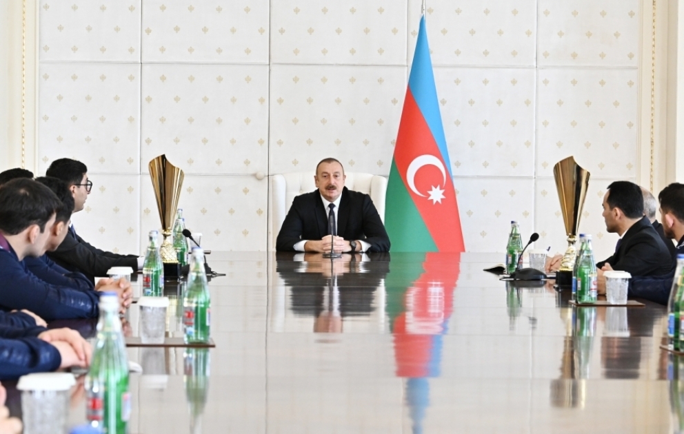 Prezident İlham Əliyev Macarıstanda keçirilmiş Güləş üzrə Avropa çempionatında iştirak edən Azərbaycan millisinin üzvlərini qəbul edib
