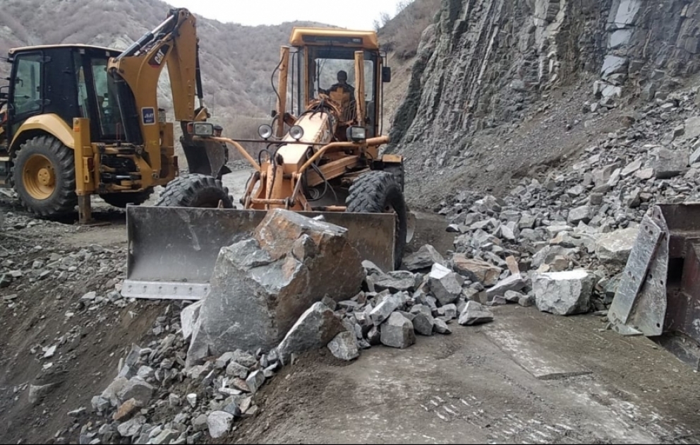 Lahıc yolunda torpaq uçqunu olub, yol bağlanıb