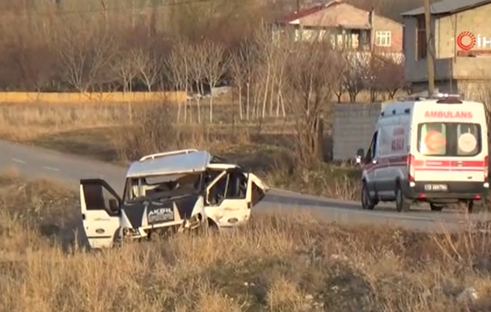 Türkiyədə mühacirləri daşıyan avtobus qəzaya düşüb