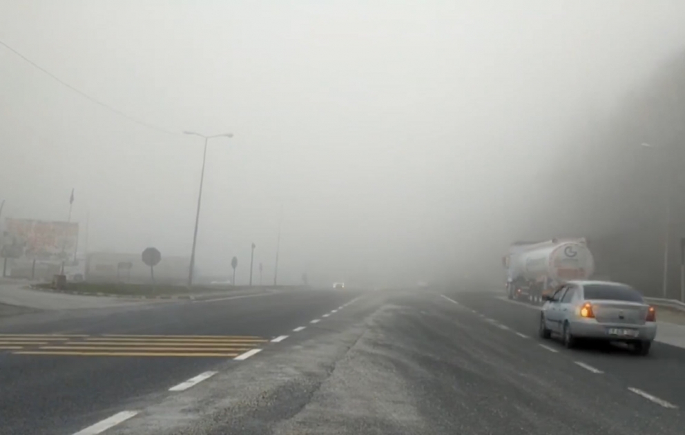 Bolu dağında sıx duman nəqliyyatın hərəkətinə çətinlik yaradıb