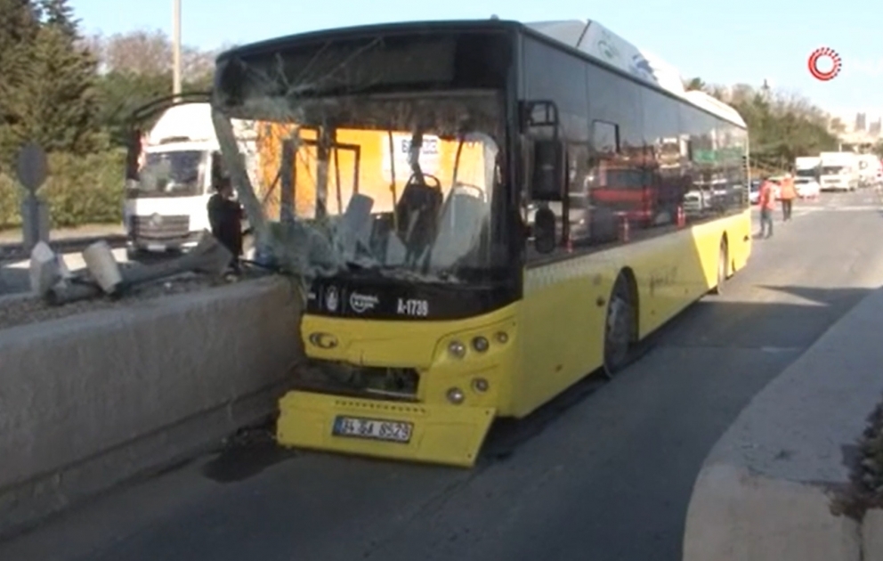 Türkiyədə sərnişin avtobusu yol betonlarına çırpılıb