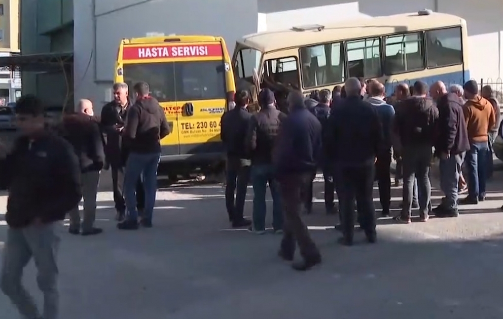 İdarəetməni itirən mikroavtobus bankomatları dağıdıb