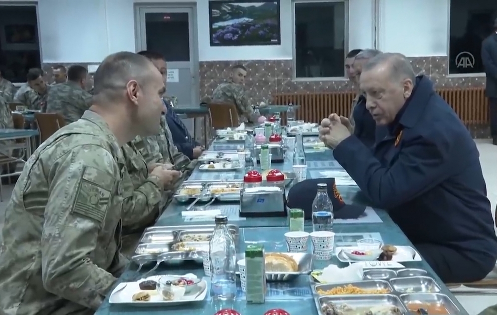 Türkiyə Prezidenti Rəcəb Tayyib Ərdoğan Mehmetçiklərlə iftar edib