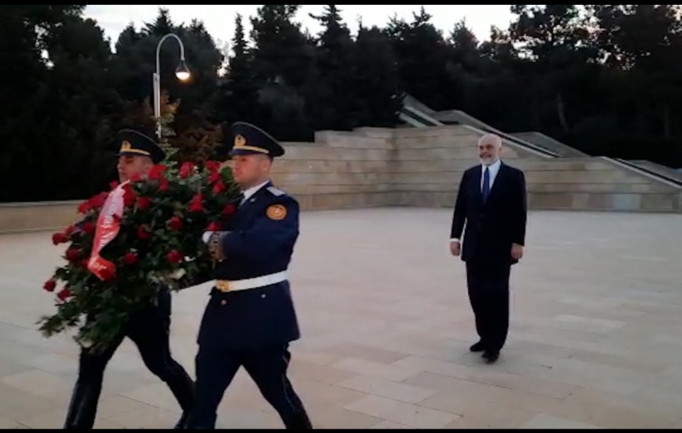 Albaniyanın Baş naziri Şəhidlər xiyabanını ziyarət edib