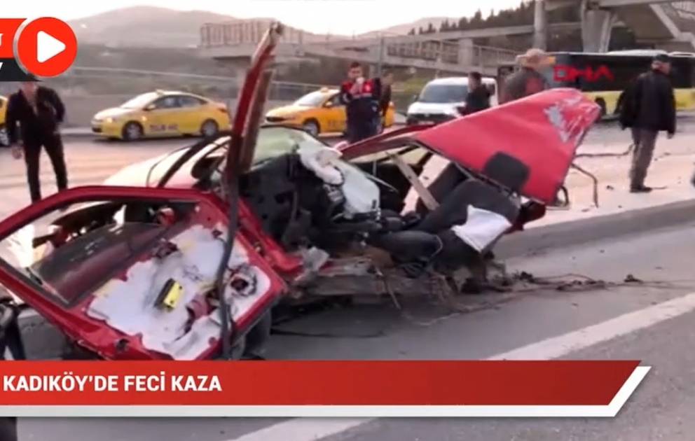 İstanbulda faciəvi qəza, maşın ikiyə bölünüb