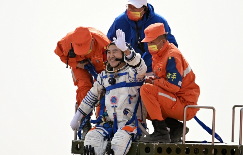 Экипаж "Шэньчжоу-13" вернулся на Землю с китайской космической станции