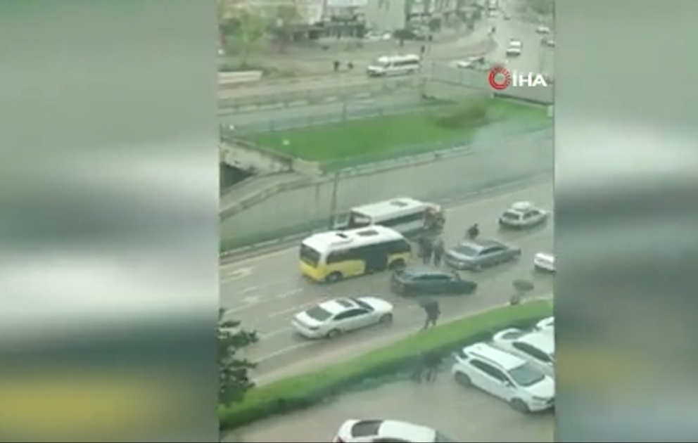 Bursada xidmət mikroavtobusu yandı, işçilər çətinliklə xilas oldu