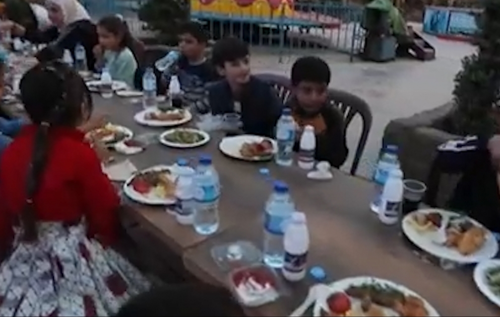 Türk xeyriyyə təşkilatı suriyalı kimsəsizlər üçün iftar süfrəsi təşkil edib