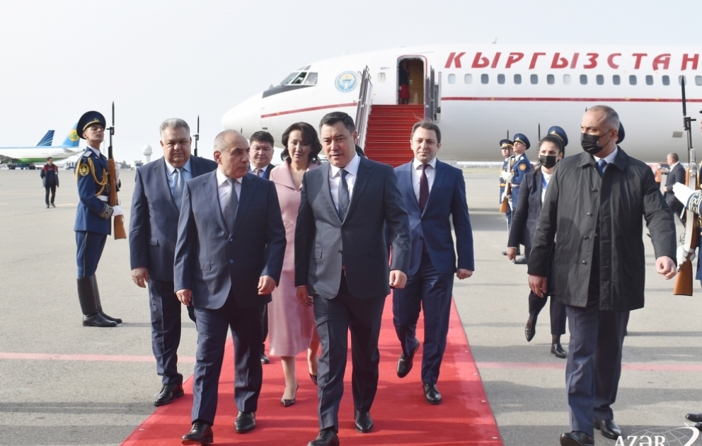 Le président kirghiz Sadyr Japarov arrive en Azerbaïdjan pour une visite officielle