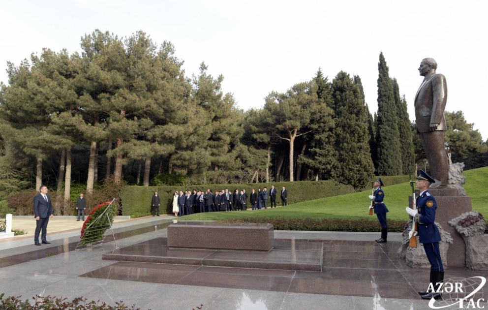 Qırğızıstan Prezidenti Sadır Japarov ümummilli lider Heydər Əliyevin məzarını ziyarət edib