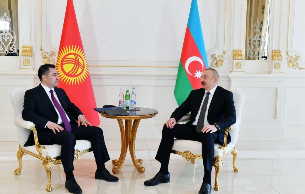 Präsident Ilham Aliyev und Präsident Sadyr Dschaparow treffen sich zu Vier-Augen-Gespräch