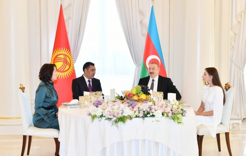 Un banquet officiel offert en l’honneur du président kirghiz et de son épouse