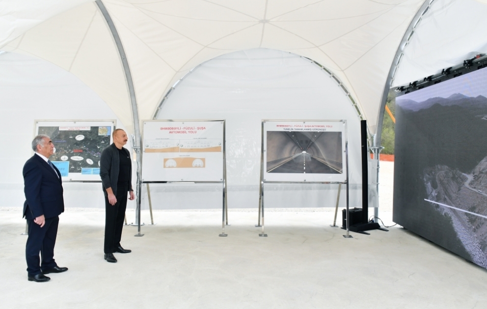 Le président Ilham Aliyev prend connaissance des travaux de restauration à réaliser dans les barrages de Köndelentchaï, l’avancement du chantier de la route Ahmadbeyli -Fuzouli-Choucha et des tunnels sur cette route, de la rénovation d’un bâtiment administratif et de la construction d’une salle de conférence à Choucha