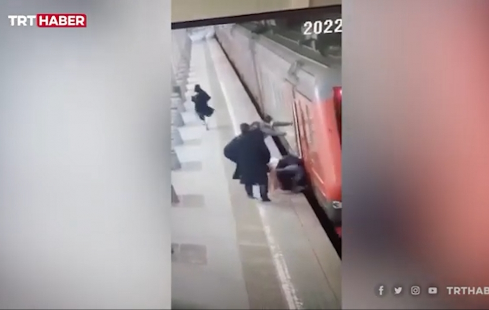 Moskvada ayağı metronun qapısına ilişən qadının çıxılmaz anları