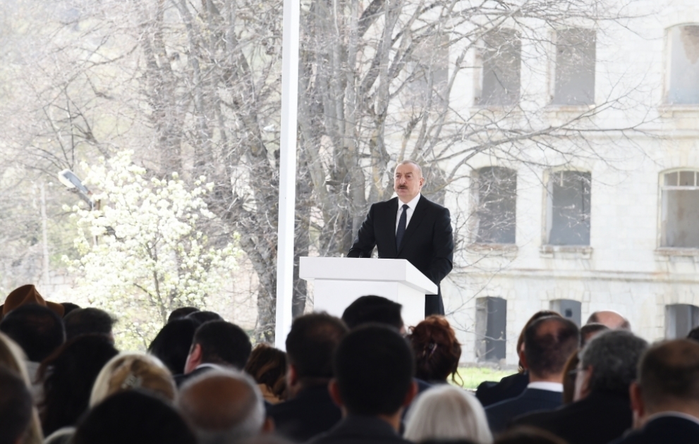 Şuşa şəhərində Dünya Azərbaycanlılarının V Qurultayı keçirilir
Prezident İlham Əliyev Qurultayda nitq söyləyib