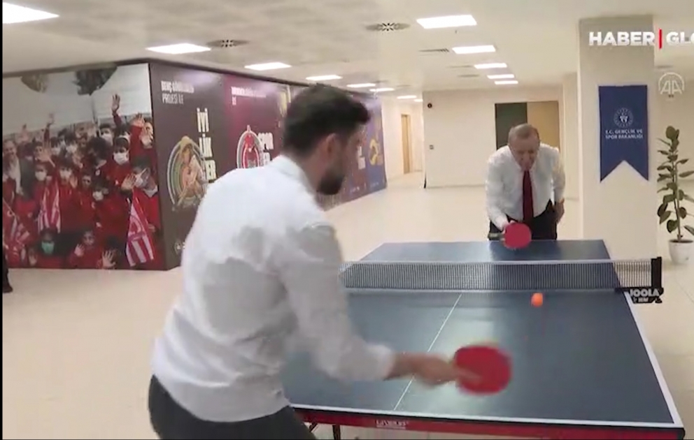 Türkiyə Prezidenti gənclərlə tenis oynayıb