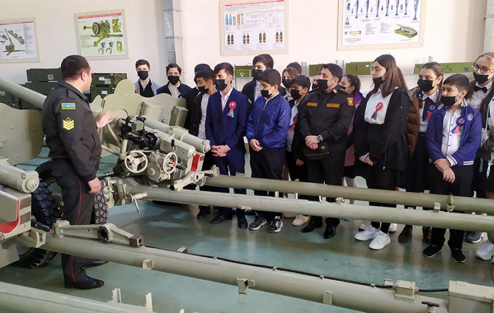 Müdafiə Nazirliyinin dəstəyi ilə təşkil edilən ekskursiya məktəblilərin böyük marağına səbəb olub