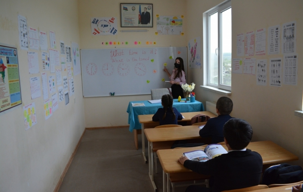 Ucqar dağ kəndinin gənc müəllimi: Mən şagirdlərə, onlar da mənə alışıb