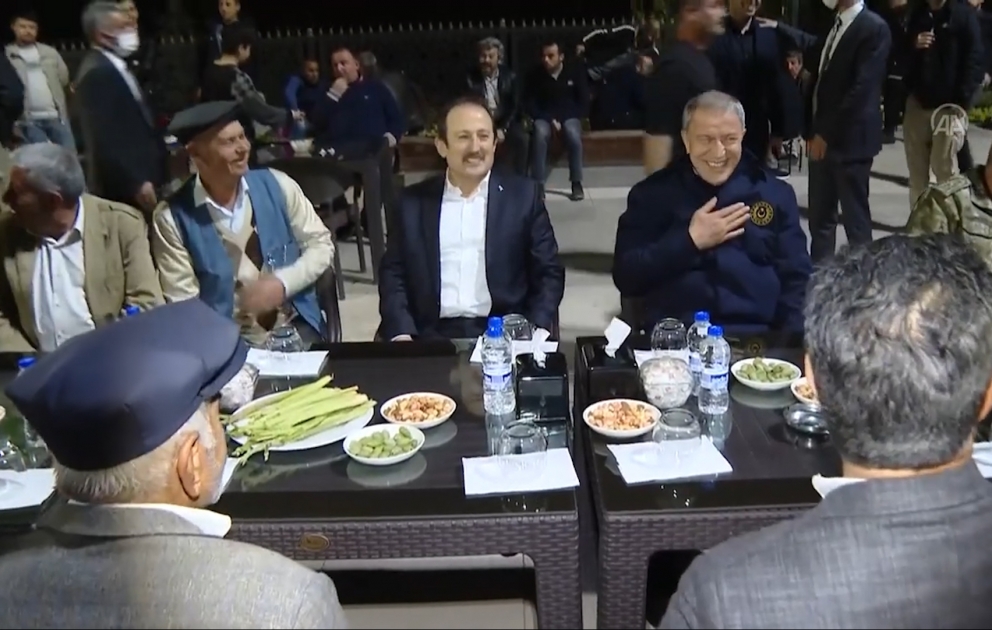 Türkiyənin Milli Müdafiə Naziri İraq sərhədində komandirlərlə iftar edib