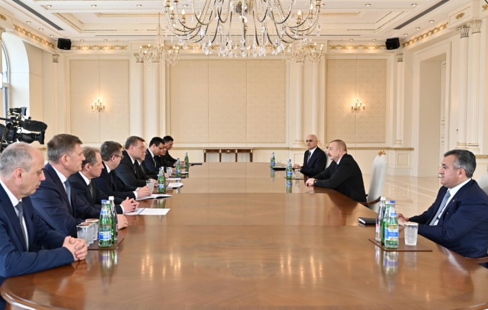 Präsident Ilham Aliyev empfängt russische Delegation um Gouverneurs von Astrachan