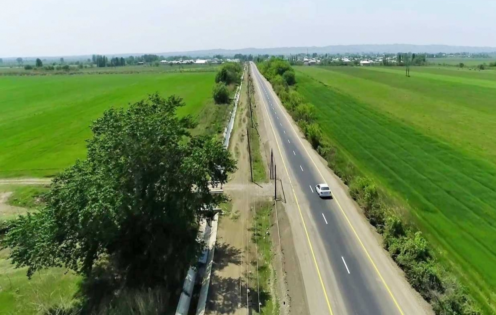 Yevlax rayonunda Tanrıqulular kənd yolu yenidən qurulub
