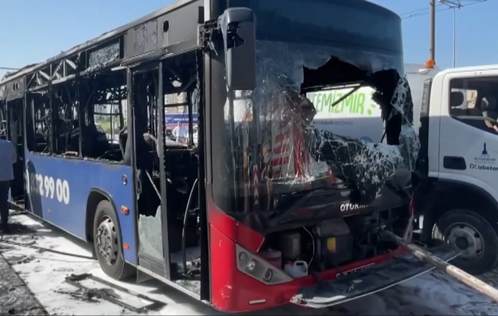 İzmirdə avtobus alovlanıb