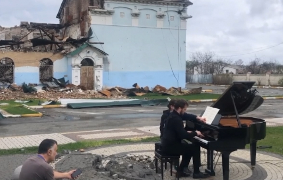 Məşhur pianoçu xarabalıqlar arasında çıxış edib