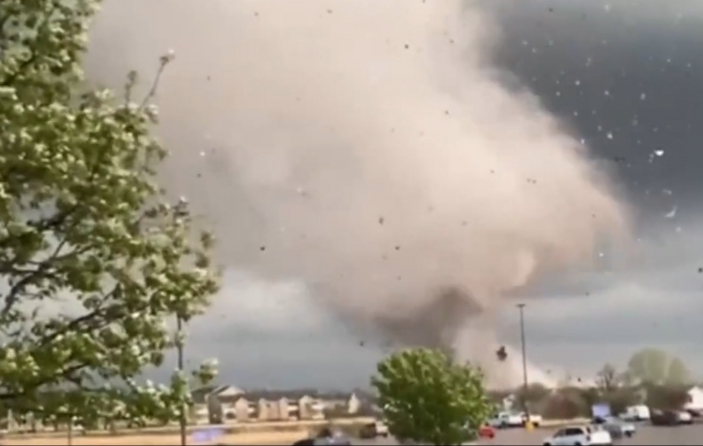 Kanzasda qorxunc tornado görüntüləri