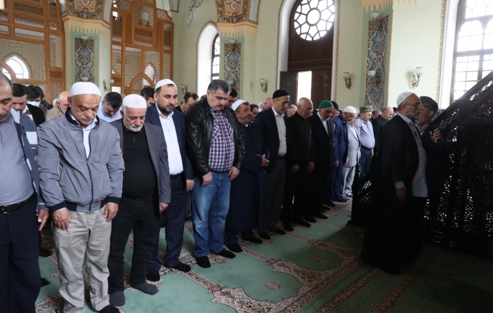 Ramazan bayramı ilə əlaqədar Azərbaycan məscidlərində bayram namazı qılınıb