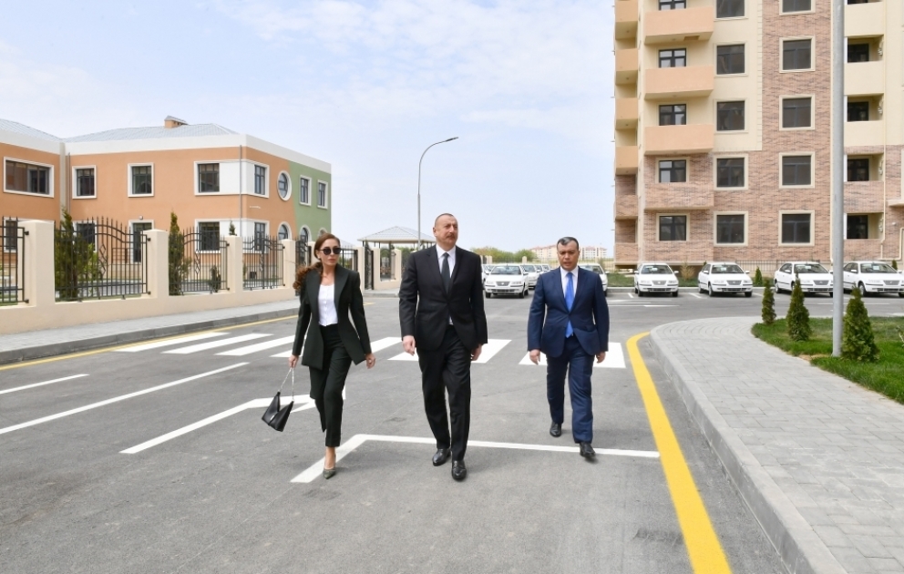 Bakının Sabunçu rayonunda şəhid ailələri və müharibə əlilləri üçün yeni yaşayış kompleksinin açılışı olub 
Prezident İlham Əliyev və birinci xanım Mehriban Əliyeva açılışda iştirak ediblər