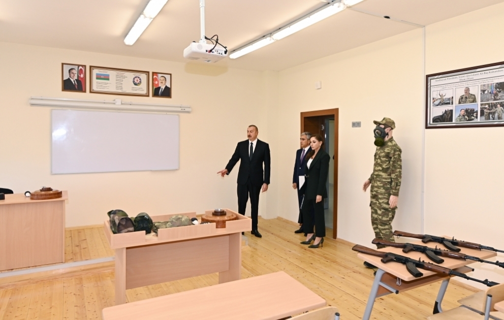 Prezident İlham Əliyev və birinci xanım Mehriban Əliyeva Sabunçu rayonunda inşa edilmiş 304 nömrəli tam orta məktəbin açılışında iştirak ediblər