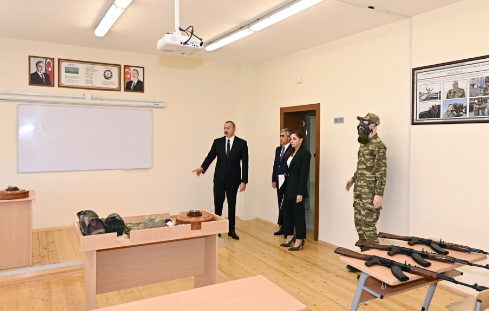 Le président Ilham Aliyev et son épouse Mehriban Aliyeva participent à l’inauguration de l’école secondaire n° 304 à Kurdekhany