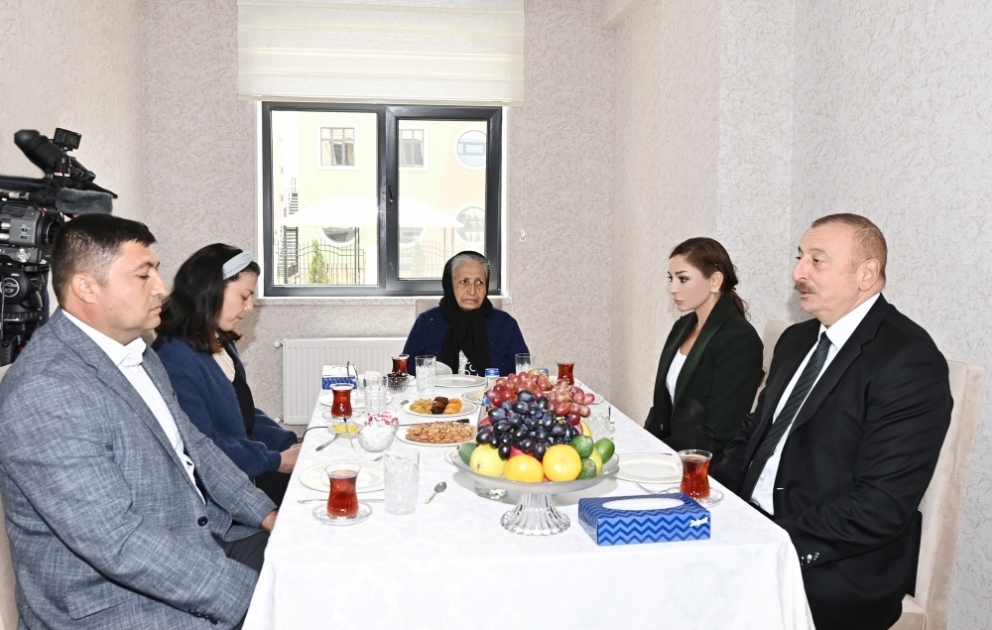 Bakının Sabunçu rayonunda şəhid ailələri və müharibə əlilləri üçün yeni yaşayış kompleksinin açılışı olub 
Prezident İlham Əliyev və birinci xanım Mehriban Əliyeva açılışda iştirak ediblər