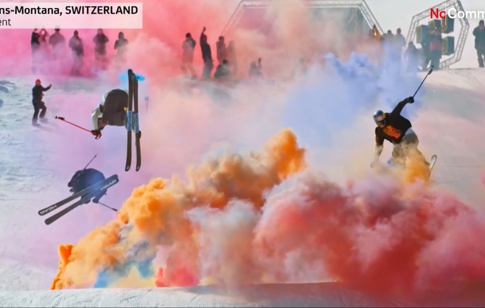 Bəyaz qar üzərində rəngli xizəklər