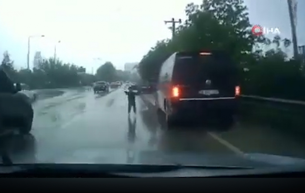 Türkiyədə uşaq hərəkətdə olan avtomobildən yola düşdü